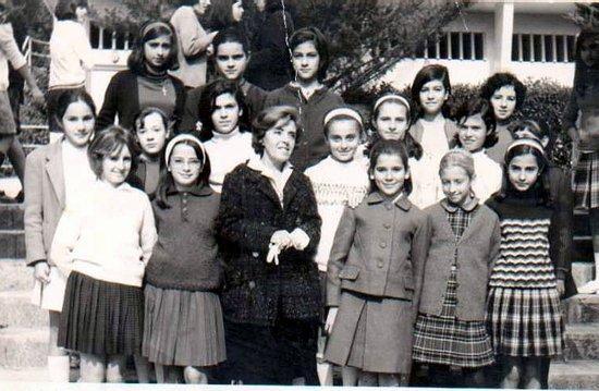i_1966-1967_2 Bach-2.jpg - Instituto Politécnico Español de Tánger-Curso 2º B (1966-1967). Foto enviada por Francisca Rodriguez Mateos (Paqui) Hecha el 14 de noviembre de 1966 con la señorita Espinosa .Los nombres de las niñas son : Empezando por izquierda arriba : Pili Lobato , Mari-Carmen Escañuela , Rosa Millan , En el centro : Inmaculada Fernandez , Maribel Barnar , Susana Benaim , Isabel Maeso , Ana-Mari Rodriguez , Cati Trillo , Alicia Nuñez , ( ? ) , ( ? ) . Abajo : ( ? ) , Paqui Rodriguez , Srta ESPINOSA , Silvia Salmeron , ( ? ) , ( ? ) . Que me perdonen las cinco compañeras que no me acuerdo de sus nombres .